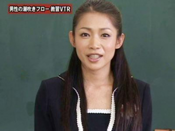 熟女教師「おちんちんぴゅっぴゅ出たわね♡」痴女おばさんがスゴ技手コキで男の潮吹き！淫語でM男生徒お仕置き【友田真希】の画像