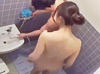 ■熟女ナンパ『え…中で…？嘘でしょ…』連れ込んだ人妻に無断で膣内射精！巨乳美魔女なおばさんマ●コに我慢できず中出し♡！の画像