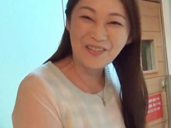 《五十路》バツ2で欲求不満の美魔女さん♥素人むっちり巨乳ボディで騎乗位セックス痙攣するおばさんがプニ乳を揺らし初撮り！の画像