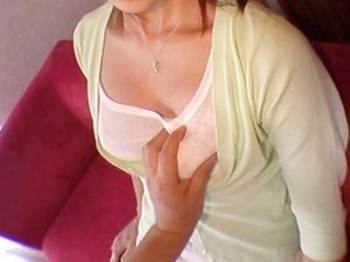 ミルクが出る美人ママさん♡母乳で画面が見えなくなるほど大量噴射！おっぱいマニアの乳首刺激に悶える巨乳人妻【辱め】の画像