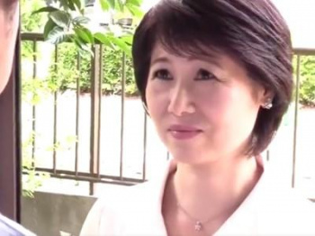 《熟女不倫》再婚相手より年増な前の女房がいい！久々の再会で元妻と熱いキス！浮気セックスで合体♡【人妻/金杉里織】の画像