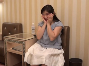 《五十路熟女》『まだ母乳出てます』素人妻ハメ撮り！引っ張ると伸びちゃう長い乳首の巨乳おばさんをガン突き不倫！！の画像