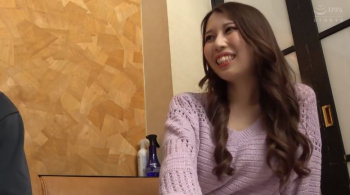 ☆人妻ナンパ　「あ～あ、あっ、あっ」ほろ酔い妻はダメ男エピソードを酒の肴に口説き落とされ手マンに潮吹き生肉棒に悶絶中出しの画像