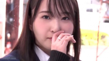 【マジックミラー号】「間違えちゃった…」アイドル級のエロカワ女子高生は彼のチンポを当てきれずお仕置の他人棒生挿入の画像