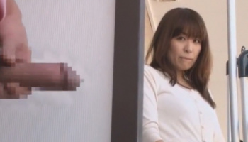 【人妻おしゃぶり】洗濯物を干していたお隣の奥さんは勃起チンポを見せつけられ我慢できずにしゃぶりつくの画像