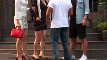 【熟女ナンパ】ミニスカに身を包み同窓会で学生気分に戻った熟女妻の熟れた肉体が若い肉棒相手に乱れまくりの乱交の画像