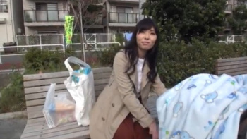 【人妻ナンパ】「これ以上続けたらヤリたくなっちゃう」欲求不満の子育てママはフェラとパイズリで高まった欲情を抑え込むの画像