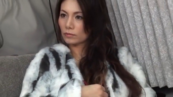 【人妻ナンパ】「見せるんですか？それはちょっと…」電マの激振に悶絶した妖艶の美女妻はホテルの誘いを喜んで快諾の画像