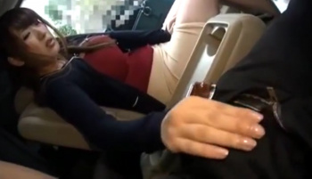 【爆乳妻】車内でチンポを握らされおしゃぶりを強要される爆乳妻は乳首を摘まれ乳房を絞られながら激ピスに悶絶の画像