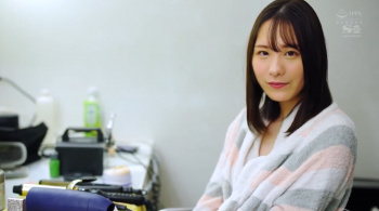 【AVデビュー】「有名になります」初撮影に緊張気味の元バスガイドがお尻を自分で大きく広げてアナル舐めに悶絶の画像