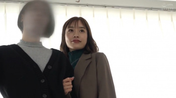 【メモリアルヌード撮影】密着撮影で夫の前でも愛液垂れ流す欲情妻はモデルのイケメン肉棒生ハメ中出しに淫らなイキ顔の画像