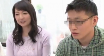 【人妻モニタリング】「お母さんとヤルってこと？」優しい母はミラーの向こう側の夫に内緒で童貞息子の初体験のお相手の画像