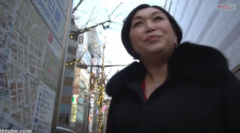 【熟女ナンパ】貫禄ある顔つきとボディの熟女看護師はアナルにズッポリ指を挿入され直腸快感に甘えた声で喘ぎまくりの画像