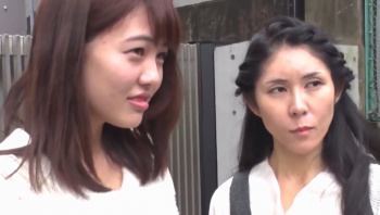 【素人ナンパ】娘のマンコから抜いたマン汁チンポをしゃぶる母　親子揃ってスケベな母娘を生ハメ中出しで締まり比べの画像