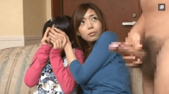 【センズリ鑑賞】映像でセンズリ見ていた母娘の前に本物チンポが乱入したら母子で乱交が始まり交互に生チンポ味わう親子丼の画像