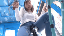 【マジックミラー号】デニム越しにクリを直撃するバイブレーションでイキ潮が溢れて止まらない主婦はペダルを漕いだまま絶頂の画像