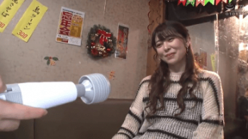 【素人寝取り】「使ったことあるし…」電マは経験済みの素人女子が初めてのマシンバイブのピスにイキ潮垂れ流し何度も絶頂の画像