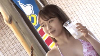 【素人レイプ】「ああっ、やめてっ」海の家でターゲットにされたビキニ女子が強姦魔の激しい手マンに恥辱の絶頂汁噴射の画像