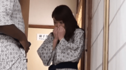 【人妻乱交】初めて見る黒光りした超デカマラに驚愕の人妻が2本の黒人棒に何度もイキまくり顔射肉棒をキレイにお掃除の画像