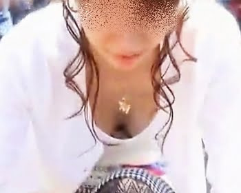 我が子のお世話に集中して胸元のガードが疎かになっているママさんを狙い撃ち！の画像