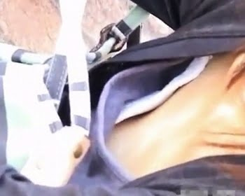 胸元パカパカ☆人妻のエアブラ乳房を接写撮りの画像