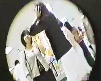 カメラ仕込んでショッピングモール内を徘徊！買い物中の女子校生からお姉さんたちのパンツを乱獲の画像