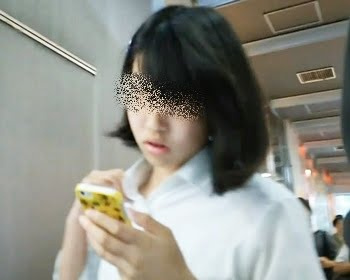 チョロすぎｗｗｗスマホばかり見ている女子校生は背後からスカートめくりされても全く気付かない！の画像