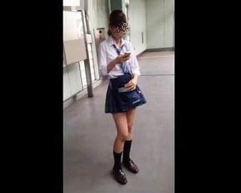 見るからに隙だらけなギャル女子校生をスカートめくり撮り！ヨユーで白サテンPをゲットの画像
