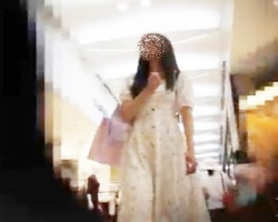 スカートひらつく清楚系美少女を追跡逆さ撮りの画像