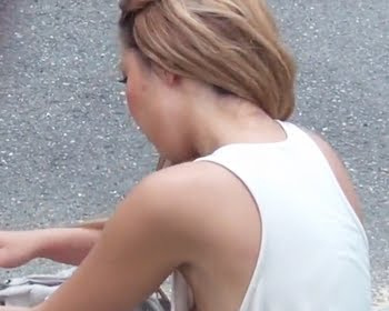 がっつり出すぎぃ！街角こぼれ乳首まとめの画像
