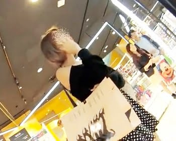 イイ女オーラを醸し出す買い物中の美女に遭遇！背後からこっそり近付いて白P逆さ撮りに成功の画像