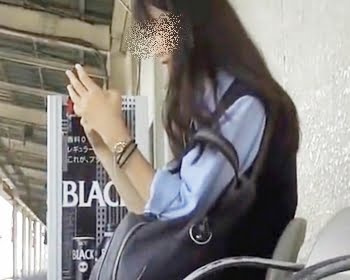 スマホに気を取られている女子校生は背後からのスカートめくりに気付かないの画像