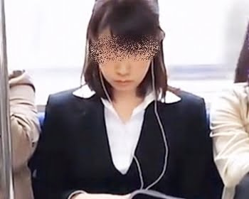 電車内隠撮　股間のガードが緩くなっている清楚系リクスーJDを正面撮りの画像
