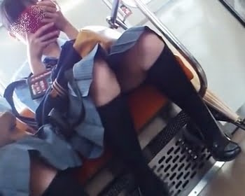 スマホガン見で余りにも隙だらけな女子校生の秘部を狙うの画像