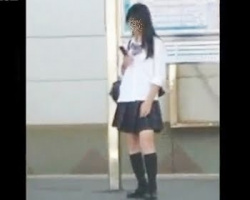 駅で見かけた女子校生ばかりをロックオン！背後から近付いてスカートめくり撮りの画像