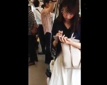 スマホばかり触って明らかに注意力散漫なお姉さんを余裕のスカートめくり撮りの画像