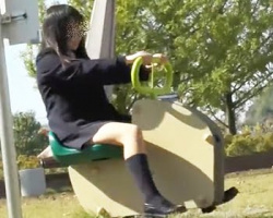 彼氏とほのぼの公園デート中の女子校生を隠し撮りの画像