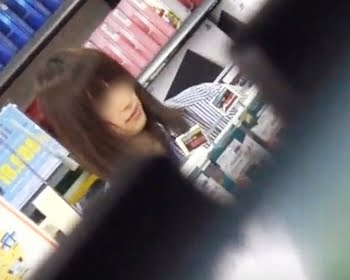 アイドル並みに可愛いレンタル店スタッフのプライベートを隠し撮りの画像