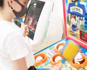 夢中になってゲームする友達をこっそり撮影の画像