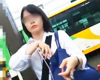 バス停で見かけた黒髪女子校生を背後からスカートめくり撮りの画像