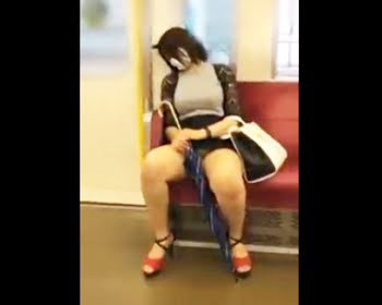 電車内で気持ち良さそうに居眠りしているお姉さんを隠し撮りの画像
