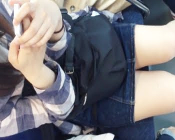 スマホに夢中になり過ぎて下半身のディフェンスが疎かになるJDを隠し撮りの画像