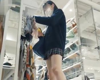 ミニスカ女子校生の瑞々しい生足と白サテンPの画像