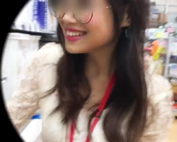 モロ見えになってしまった眼鏡ショップ店員のパンツを隠し撮りの画像