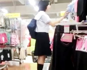 某ショッピングモール試着室に隠しカメラ設置成功！スク水に着替える女子校生を隠し撮りの画像