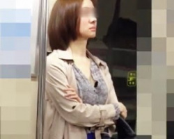 帰宅途中のキャリアウーマン風美女を電車内で逆さ撮りの画像