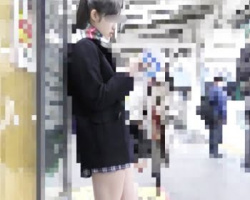 満員電車痴漢　女子校生の恥部に何度も指を這わせる撮影者の画像