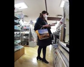 買い物に没頭しすぎて無防備になる女性を背後から隠し撮りの画像