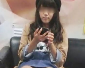 内股座りしているデニスカ美少女を正面から隠し撮りの画像