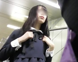 駅で見かけた坂道系女子校生に電車内痴漢を決行の画像